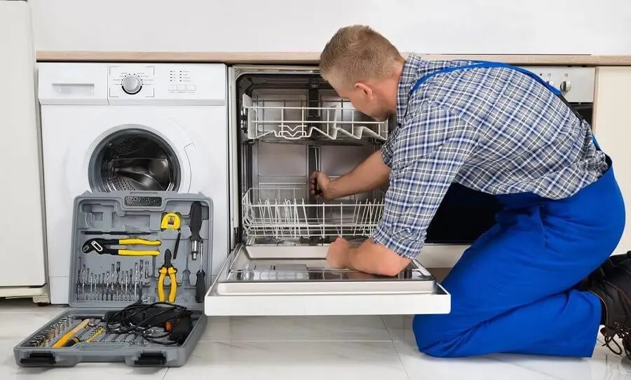 Polatlı Vestfrost servisi teknisyen ekibi beyaz eşya tamiri yaparken
